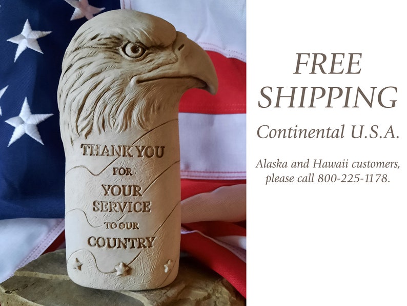 K&ouml;nnte beinhalten: Eine Adler-Skulptur aus Keramik mit einer geschnitzten Botschaft, die lautet: "Danke f&uuml;r Ihren Dienst f&uuml;r unser Land". Die Skulptur wird vor einer rot-wei&szlig;-blauen amerikanischen Flagge gezeigt.