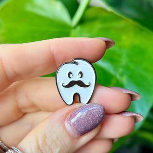 Épingle dentaire, insigne dentaire, cadeau dentiste, cadeau étudiant en médecine dentaire, épingle à dents, accessoires d&#39;infirmière dentaire, cadeau dentaire cadeau hygiène dentaire,