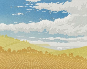 Grabado en linóleo de campos costeros: campos, vista de la bahía, nubes, costa de Devon