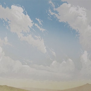 Könnte beinhalten: Eine Panoramaansicht eines strahlend blauen Himmels mit zarten weißen Wolken. Die Wolken erstrecken sich über den Himmel und erzeugen ein Gefühl von Weite und Offenheit. Der Horizont ist in einem sanften, gedämpften Gelb gehalten, was auf einen warmen, sonnigen Tag hindeutet.