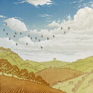 Könnte beinhalten: Ein Holzschnitt, der eine ländliche Landschaft mit einem Schwarm Vögel zeigt, der in Formation über sanfte Hügel und ein kleines Bauernhaus in der Ferne fliegt. Der Himmel ist blau mit weißen Wolken.