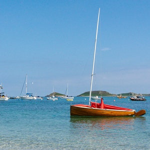 Biglietto d'auguri vuoto con barche nelle Isole Scilly. Biglietto fotografico per la festa del papà, compleanno, anniversario, pensione, ringraziamento.