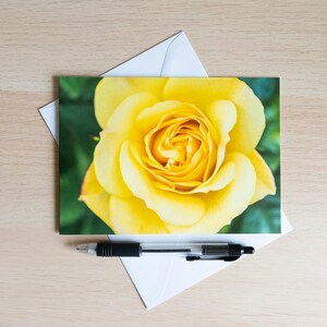 Roze bloemwenskaart. Blanco binnenkant geschikt voor een verjaardag, jubileum, afscheid, pensioen, bedankkaart of Valentijnsdag