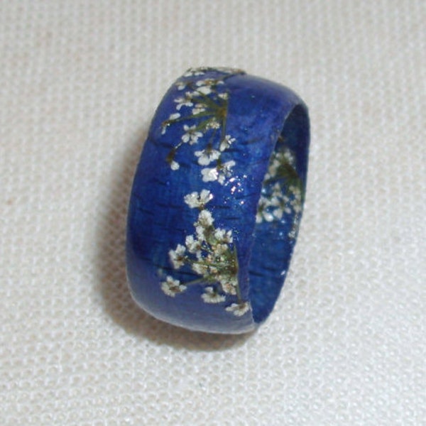 Bague en bois bleu foncé avec une fleur de la Reine Anne, anneau en bois pour les femmes, peint à la main, bague Unique bois, cadeau de Noël, cadeau pour elle