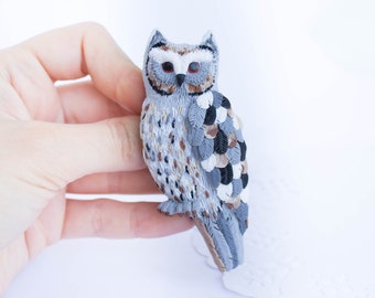 ラインストーンと赤い目が付いたヴィンテージのフクロウ/鳥のエナメル