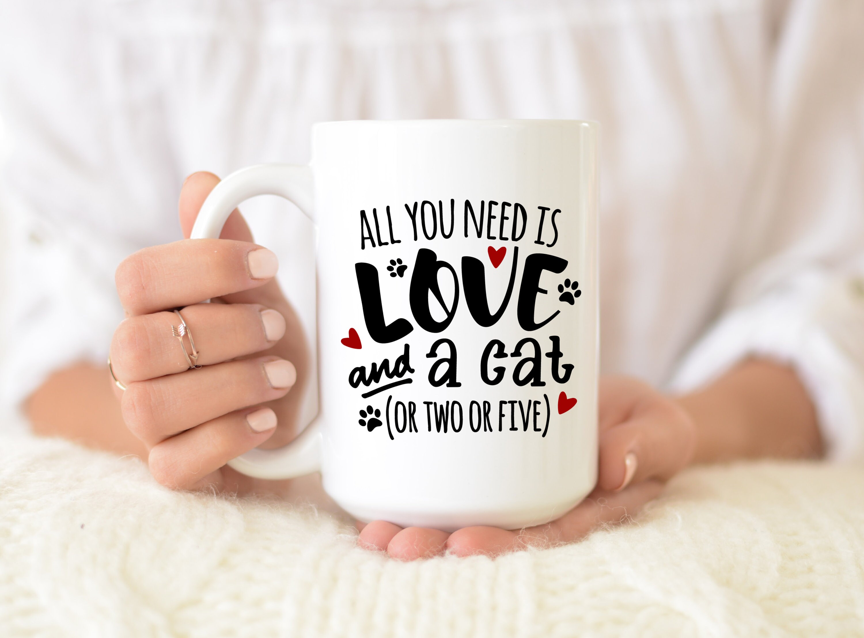 Sottobicchiere Gift Base 'All You Need Is Love E Un Gatto' – 9x9 Cm – Finitura Lucida Su Faesite – Regalo Originale