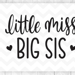 Könnte beinhalten: Schwarz-weißes Text-Grafik, das "little miss big sis" mit zwei kleinen Herzen auf jeder Seite des Textes liest.