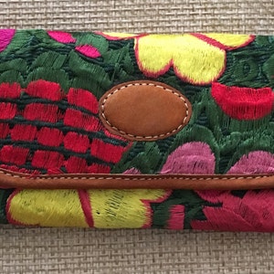 Embroidered flowers wallet cartera billetera from Chiapas mexico