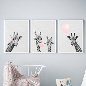 Juego de 3, estampado de jirafa, arte de pared de guardería, carteles rosas ruborizados, animal bebé, impresión de chicle, regalo de bebé, gafas, globo rosa, digital grande