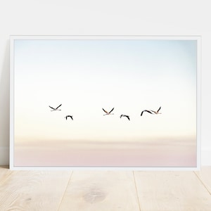 Impresión de puesta de sol, resumen de pájaros, cielo rosa melocotón, cartel de pájaros voladores, arte de pared de bandada de pájaros, decoración minimalista, arte nórdico, descarga digital