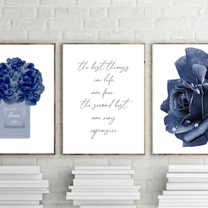 moda estampados azul oscuro, flores perfume arte de pared, póster azul marino oscuro, conjunto de 3, póster rosa, cita decoración del dormitorio, arte de tocador, arte digital