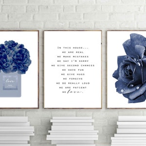 moda estampados azul oscuro, peonías perfume arte de pared, póster azul marino oscuro, conjunto de 3, póster rosa, decoración de citas familiares, arte vanidad, arte digital