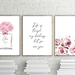 Impresiones de moda, póster de perfume, cita "La vida es dura", arte de pared rosa ruborizado, póster de rosas rosadas, peonías imprimibles, juego de 3, descarga de París