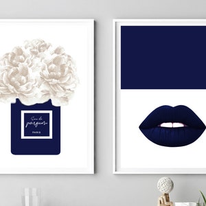 Marineblauwe prints, modeposters, parfumbloemen kunst, set van 2, lippen muurdecoratie, afdrukbare kunst blauwe lippen, digitale download, eau de parfum