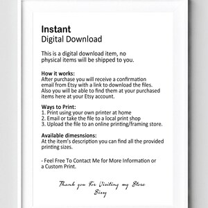 Op de afbeelding: Een wit ingelijst beeld met zwarte tekst die uitlegt dat dit een digitaal downloadartikel is, er worden geen fysieke artikelen verzonden. De tekst legt uit hoe je het digitale bestand kunt downloaden en hoe je het thuis, bij een lokale printshop of online kunt afdrukken. De tekst vermeldt ook dat de artikelbeschrijving de beschikbare afdrukformaten bevat. De tekst eindigt met "Neem gerust contact met me op voor meer informatie of een aangepast drukwerk." en "Bedankt voor uw bezoek aan mijn winkel Sissy".