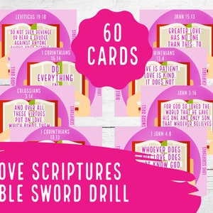 Könnte beinhalten: Ein Set mit 60 rosa Karten mit Bibelversen über die Liebe. Jede Karte zeigt eine Hand, die ein offenes Buch mit einem Bibelvers über die Liebe hält. Die Karten sind für ein Bibel-Schwertspiel konzipiert.