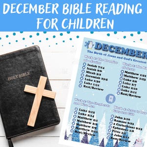 Op de afbeelding: Een printbaar december-bijbelleesplan voor kinderen, met een blauwe en witte achtergrond met pinguins en sneeuwvlokken. Het plan bevat dagelijkse lezingen voor elke week in december, met de nadruk op de geboorte van Jezus. De tekst bevat het boek en het hoofdstuk van elke lezing.