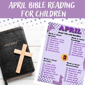 Może przedstawiać: Drukowana karta w kolorze fioletowym i białym z tytułem "April Bible Reading for Children". Karta zawiera listę wersetów biblijnych na każdy tydzień kwietnia, z tematami takimi jak "Życie i ofiara Jezusa", "Nauczanie Jezusa", "Ofiara Jezusa" i "Zmartwychwstanie Jezusa".