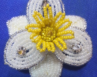 Daffodil floral brooch