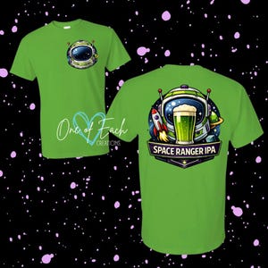 Puede incluir: Camisetas verde lima con tem&aacute;tica espacial. Una muestra un casco de astronauta, la otra un vaso de cerveza dentro de un casco con un cohete y el texto "SPACE RANGER IPA".