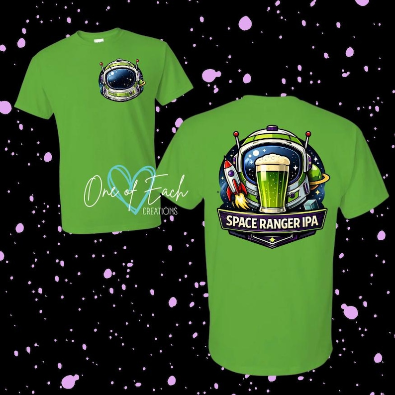 Puede incluir: Camisetas verde lima con tem&aacute;tica espacial. Una muestra un casco de astronauta, la otra un vaso de cerveza dentro de un casco con un cohete y el texto "SPACE RANGER IPA".