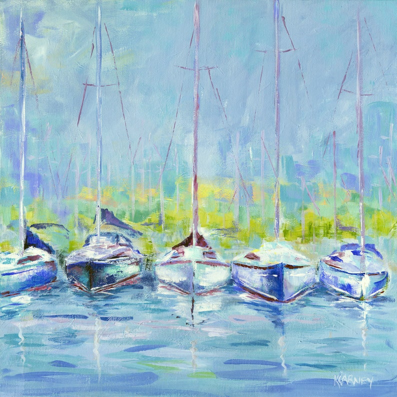 以下が含まれることがあります： 港に停泊している5隻の帆船を描いた絵画。船は青と白の色合いで描かれており、水面は青と緑の色合いの空を映し出しています。