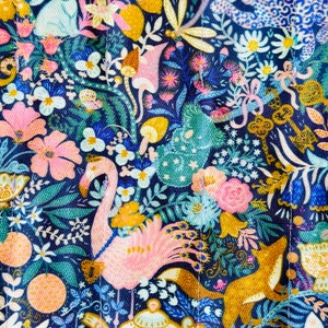 Könnte beinhalten: Ein skurriles Stoffdesign mit einem dunkelblauen Hintergrund und einer lebendigen Anordnung von rosa Blumen, Flamingos und goldenen Teetassen. Das Muster enthält gelbe Affen, Füchse und andere botanische Elemente, die eine farbenfrohe und detaillierte Illustration ergeben.