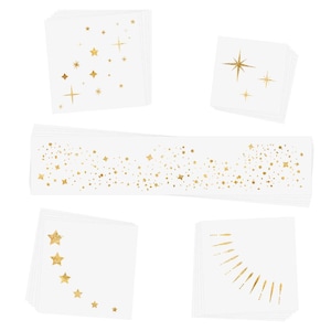 Può includere: Un set di cinque stencil con stelle e coriandoli in lamina dorata per l'artigianato e la decorazione. Gli stencil sono su carta bianca e sono impilati in pile.