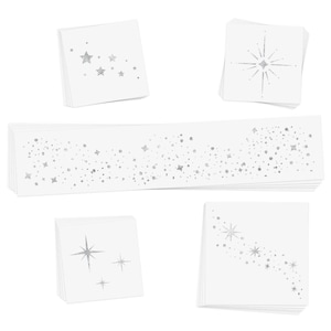 Può includere: Stencil di carta bianca con disegni argentati di stelle e punti. Gli stencil sono di varie forme, tra cui quadrati e una lunga striscia rettangolare. I motivi a stella variano per dimensioni e disposizione, creando un tema celeste.