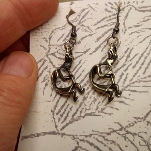 2 Paar silberfarbene Ohrringe - Kokopelli und Concho Designs + Bonus Armband