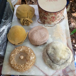 Vintage Arnold Constable Hat Box with 5 Hats