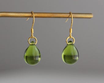 Pendientes de cristal verde peridoto en forma de lágrima: Plata de ley chapada en oro