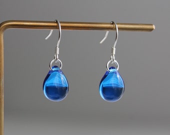 Argent sterling Boucles d'oreilles goutte d'eau en verre bleu foncé Boucles d'oreilles Minimal Essential Cadeau