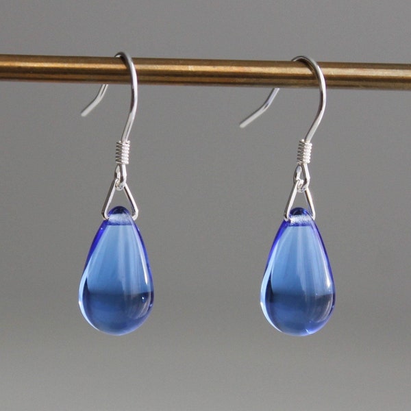 Boucles d'oreilles goutte d'eau en verre bleu saphir, argent sterling Boucles d'oreilles minimalistes Cadeau