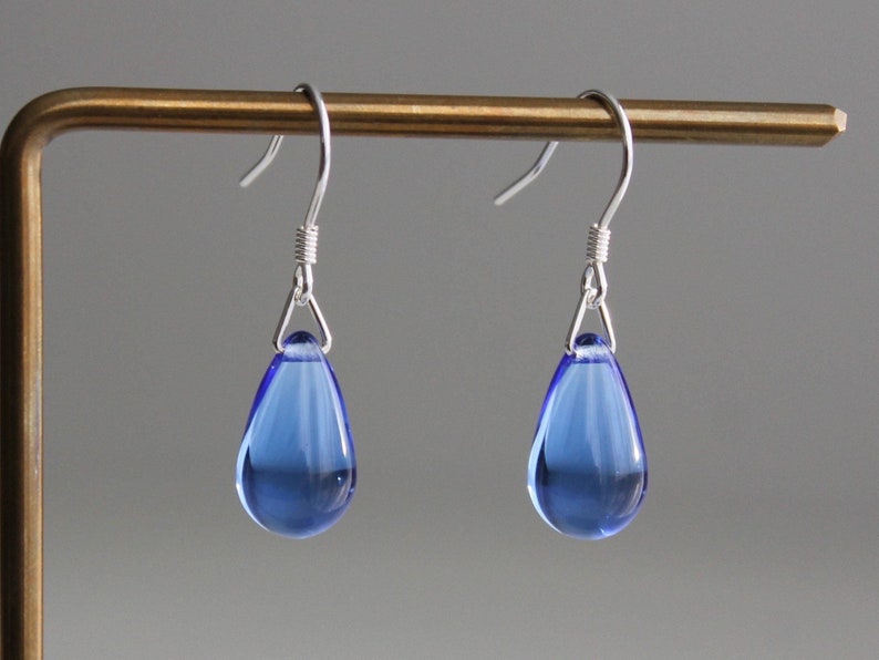 Boucles d'oreilles goutte d'eau en verre bleu saphir, argent sterling Boucles d'oreilles minimalistes Cadeau image 1