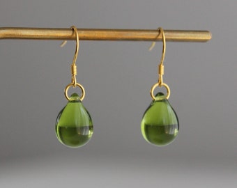 Pendientes de lágrima de vidrio verde peridoto con alambres de oreja chapados en oro sobre pendientes minimalistas esenciales Regalo