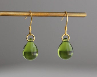 Peridotgrüne Glastropfenohrringe mit vergoldeten über silbernen Ohrdrähten. Minimal Essential Ohrringe. Geschenk