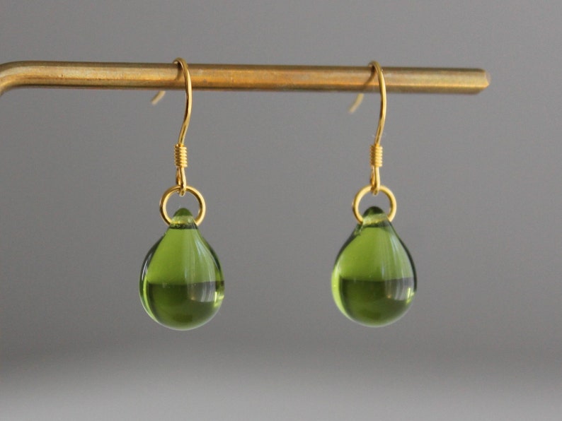 Peridotgrüne Glastropfenohrringe mit vergoldeten über silbernen Ohrdrähten. Minimal Essential Ohrringe. Geschenk Bild 1