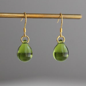 Peridot green Glass teardrop earrings with gold plated over silver ear wires Minimal Essential earrings Gift imagen 4