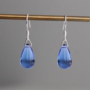 Boucles d'oreilles goutte d'eau en verre bleu saphir, argent sterling Boucles d'oreilles minimalistes Cadeau image 4