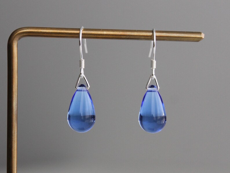 Boucles d'oreilles goutte d'eau en verre bleu saphir, argent sterling Boucles d'oreilles minimalistes Cadeau image 4