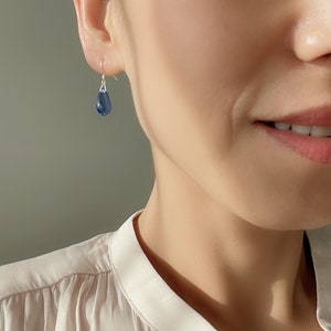 Boucles d'oreilles goutte d'eau en verre bleu saphir, argent sterling Boucles d'oreilles minimalistes Cadeau image 6