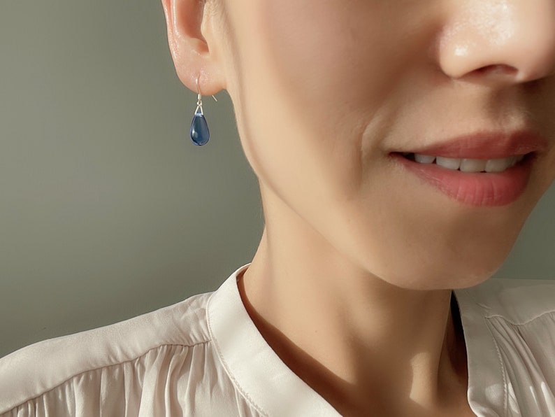 Boucles d'oreilles goutte d'eau en verre bleu saphir, argent sterling Boucles d'oreilles minimalistes Cadeau image 6