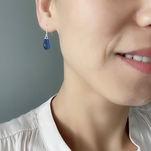 Boucles d'oreilles goutte d'eau en verre bleu saphir, argent sterling Boucles d'oreilles minimalistes Cadeau image 3