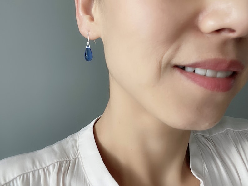 Boucles d'oreilles goutte d'eau en verre bleu saphir, argent sterling Boucles d'oreilles minimalistes Cadeau image 3