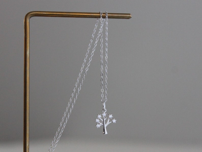 Collana con ciondolo ad albero in argento sterling e zirconi trasparenti. Collana delicata regalo immagine 1