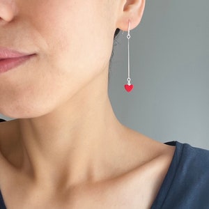 Pendientes colgantes largos con cadena de plata y corazón rojo Pendientes delicados Pendientes de ocasión Regalo imagen 4