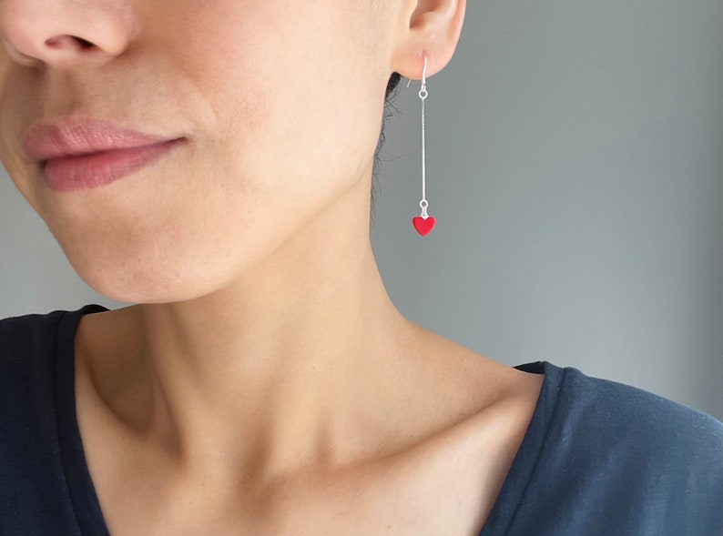 Pendientes colgantes largos con cadena de plata y corazón rojo Pendientes delicados Pendientes de ocasión Regalo imagen 4