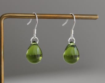 Boucles d'oreilles en forme de larme en verre vert péridot avec crochets en argent sterling Boucles d'oreilles Minimal Essential Cadeau