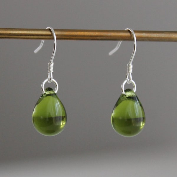 Pendientes de lágrima de vidrio verde peridoto con alambres de oreja de plata de ley Pendientes mínimos esenciales Regalo